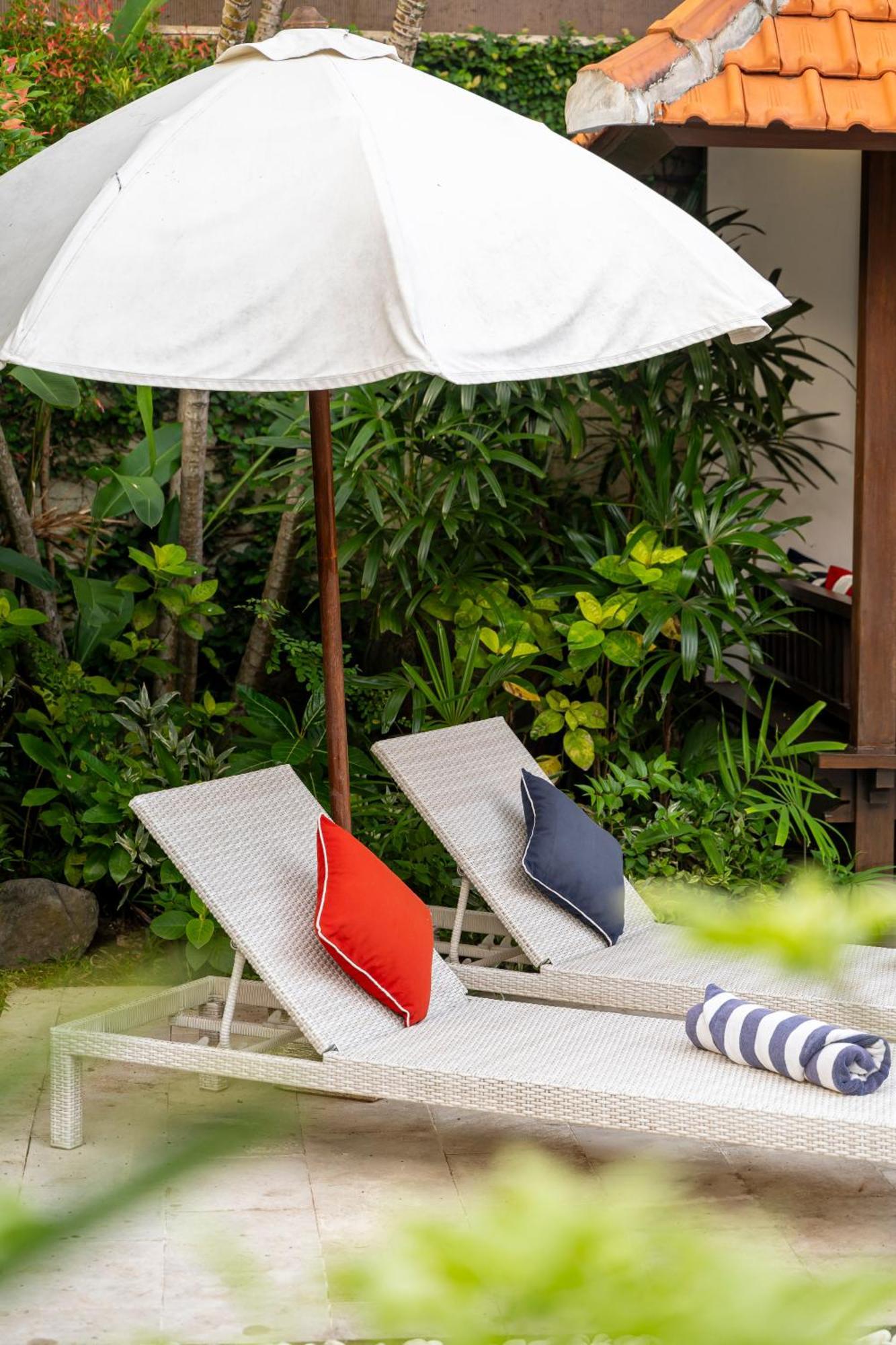 Villa Tropical Oasis Of Calm In The Heart Of Seminyak, 4br Luisha *