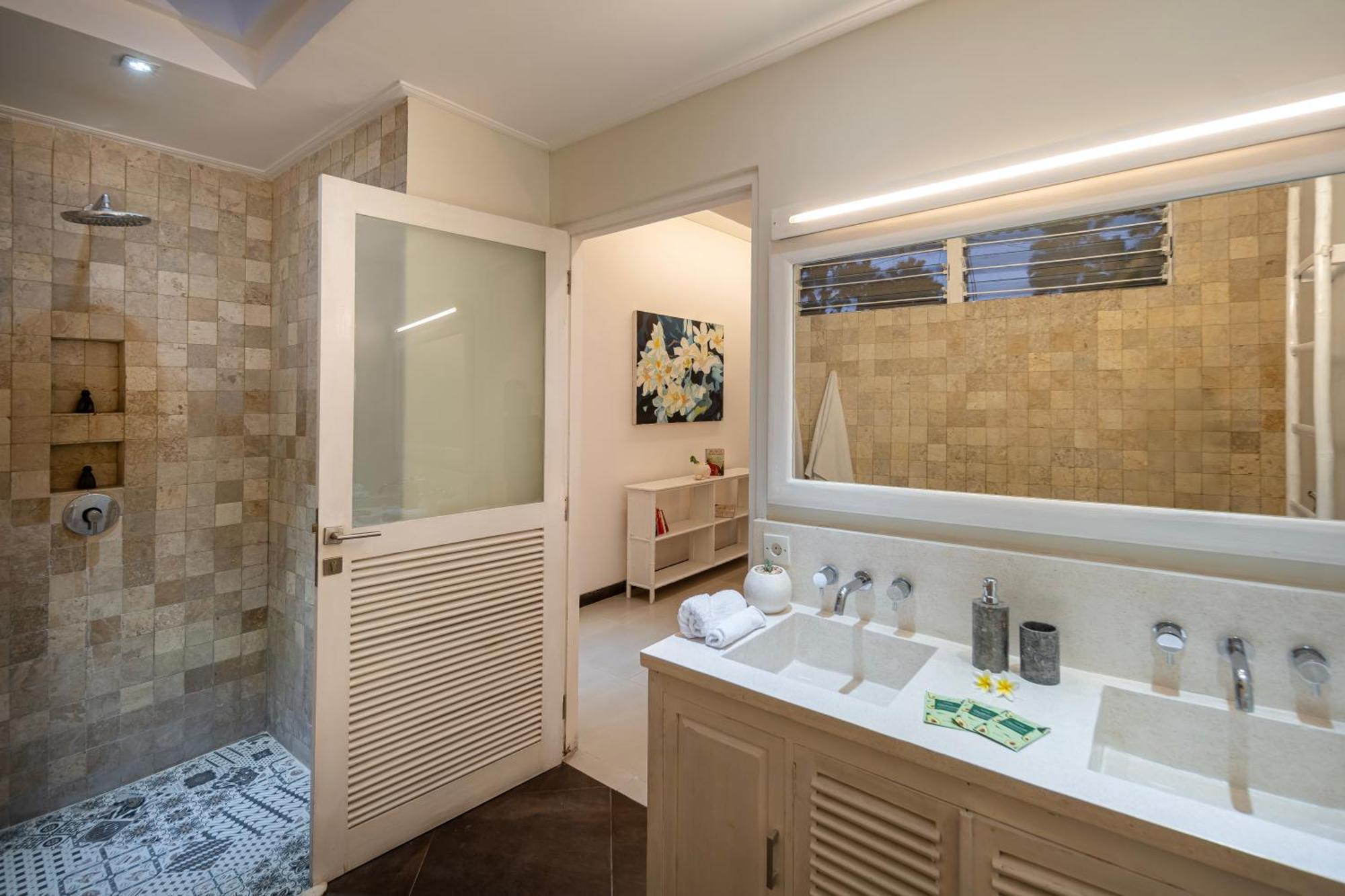 Tropical Oasis Of Calm In The Heart Of Seminyak, 4br Luisha *