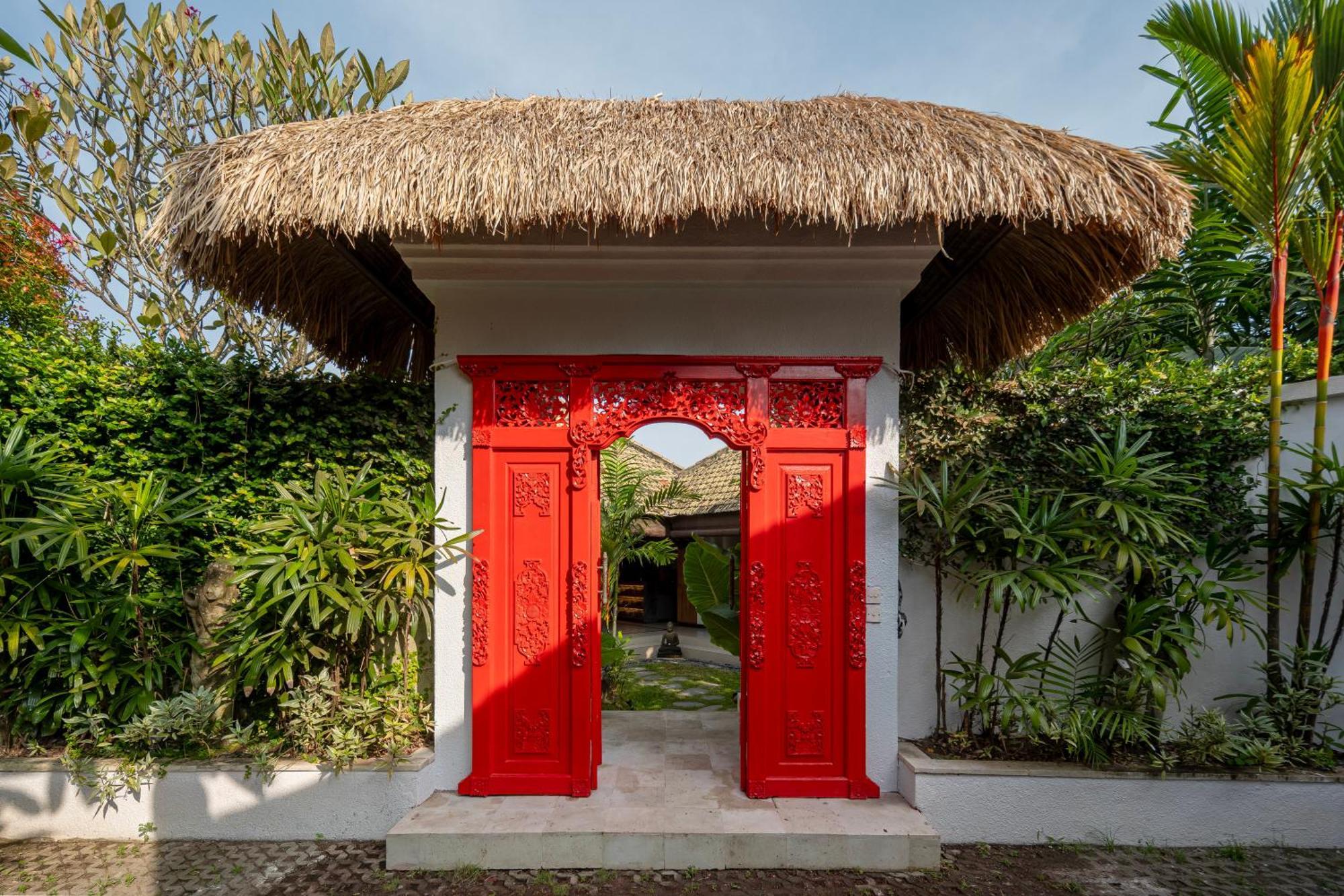 Villa Tropical Oasis Of Calm In The Heart Of Seminyak, 4br Luisha