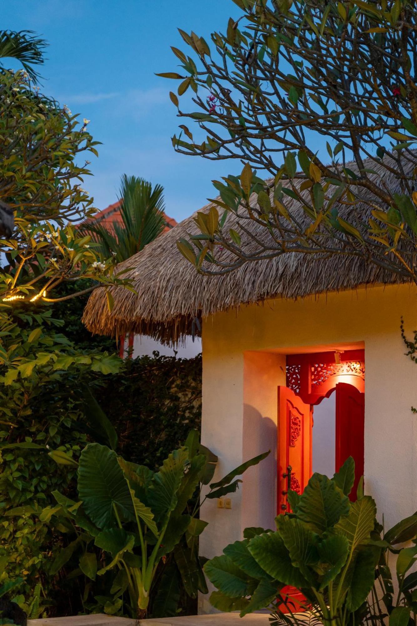 Tropical Oasis Of Calm In The Heart Of Seminyak, 4br Luisha *