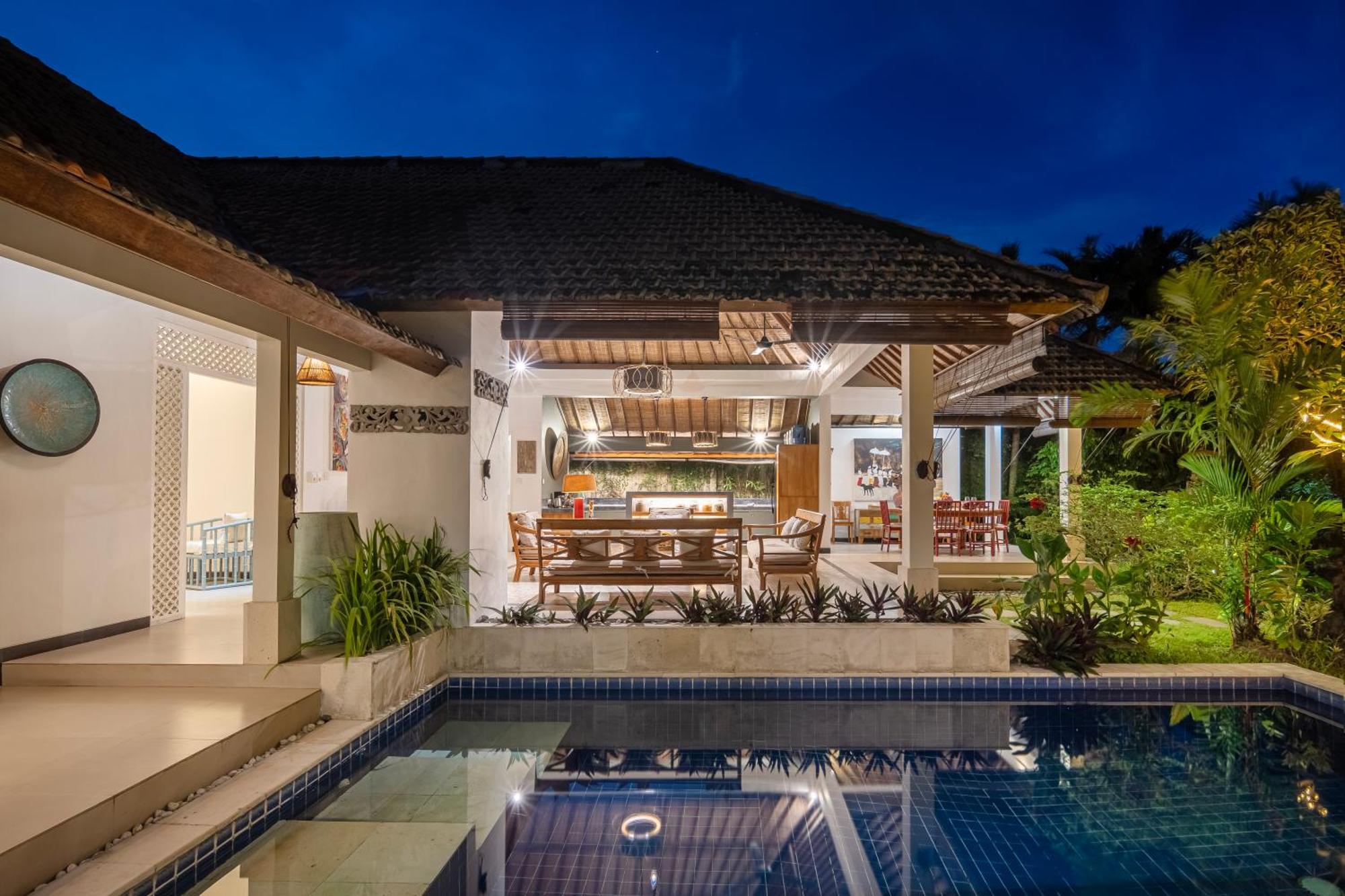 Villa Tropical Oasis Of Calm In The Heart Of Seminyak, 4br Luisha *