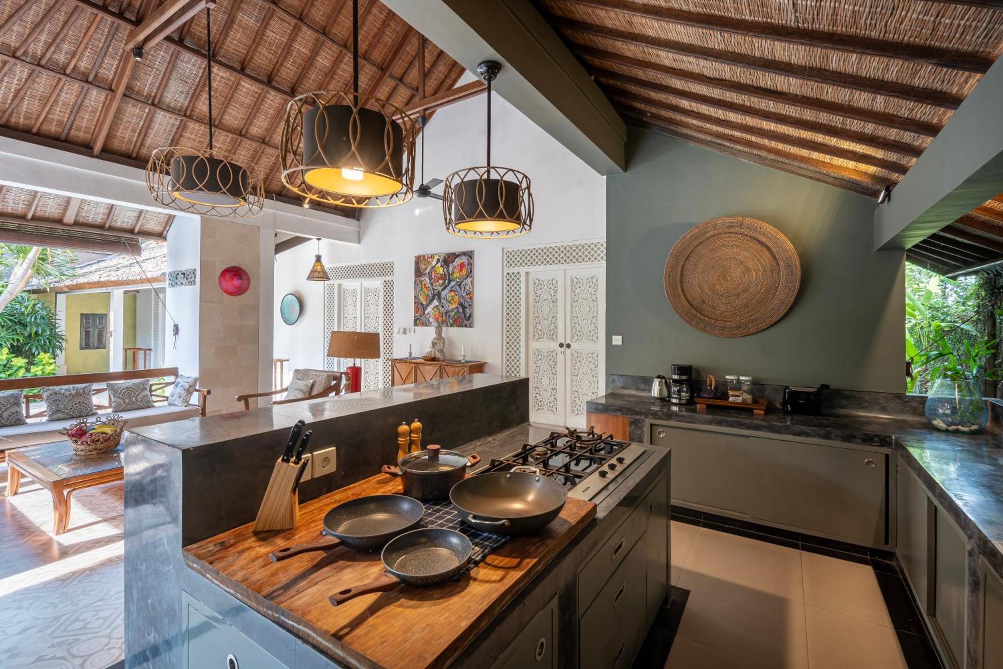 Villa Tropical Oasis Of Calm In The Heart Of Seminyak, 4br Luisha *
