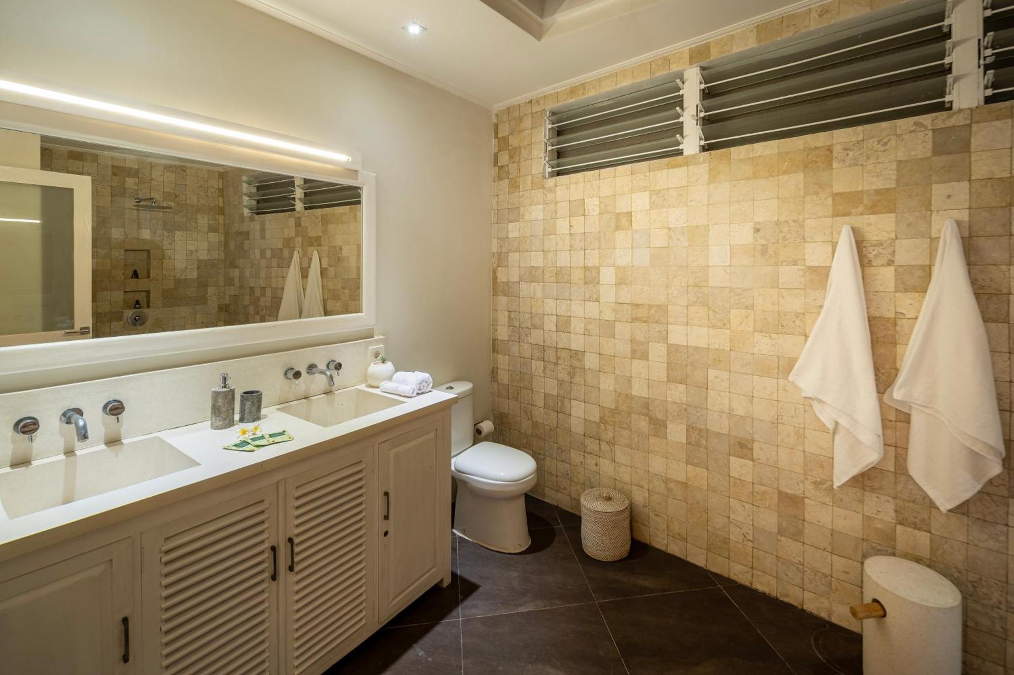 Tropical Oasis Of Calm In The Heart Of Seminyak, 4br Luisha *